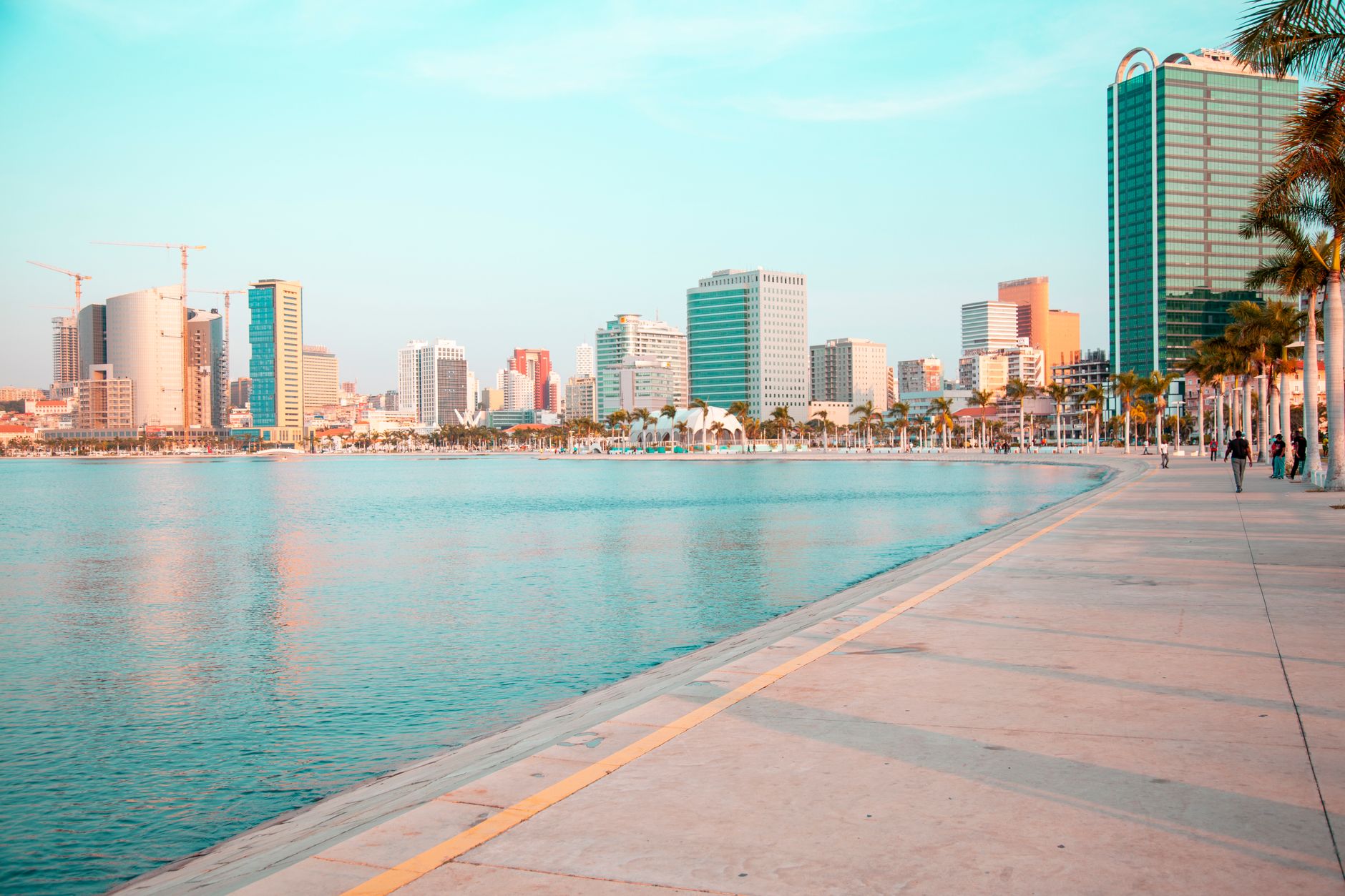 A marginal de Luanda de dia, com a baía e os prédios da cidade