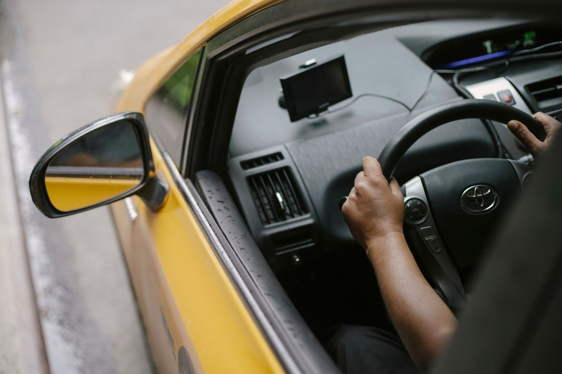 Motorista a seguir o percurso pelo navegador dentro do táxi