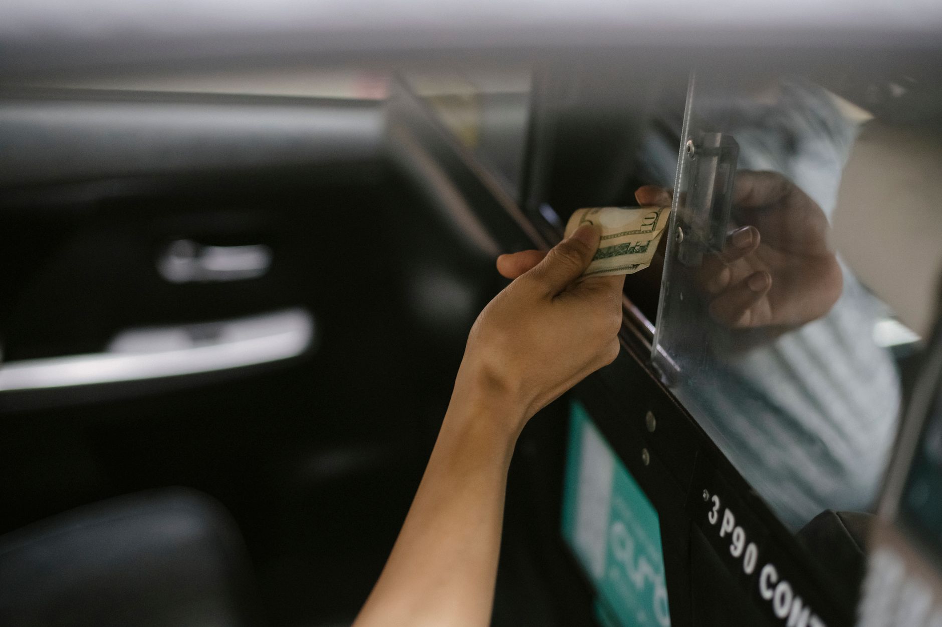 Passageiro a pagar a viagem ao motorista dentro do táxi
